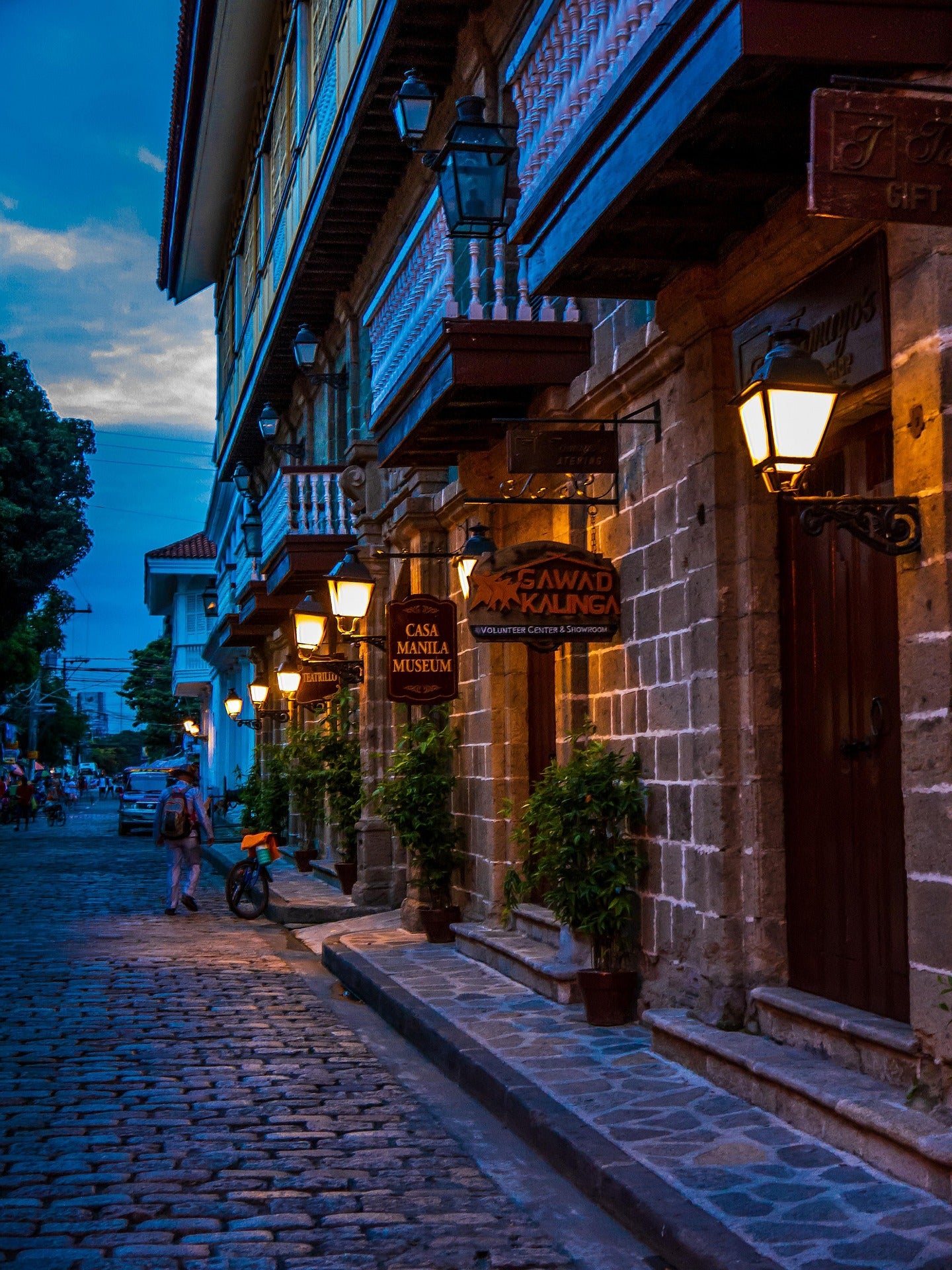 Traditional Filipino architecture in Manila’s historic district representing Swish & Click’s custom-branded merchandise service across Asia’s dynamic markets — including Thailand, Taiwan, Vietnam, Indonesia, Hong Kong, and the Philippines. We handle regional delivery with cultural respect and logistical precision.