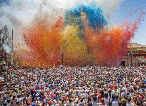 Festa di San Sebastiano a Palazzolo Acreide con folla e colori esplosivi, perfetta per valorizzare eventi tradizionali siciliani e merchandising per sagre e turismo culturale.
