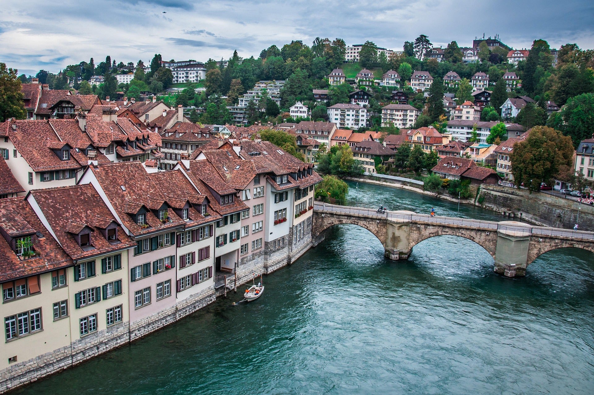 Altstadt von Bern mit Aare und Brücke – nachhaltige Werbegeschenke und Werbeartikel für Unternehmen