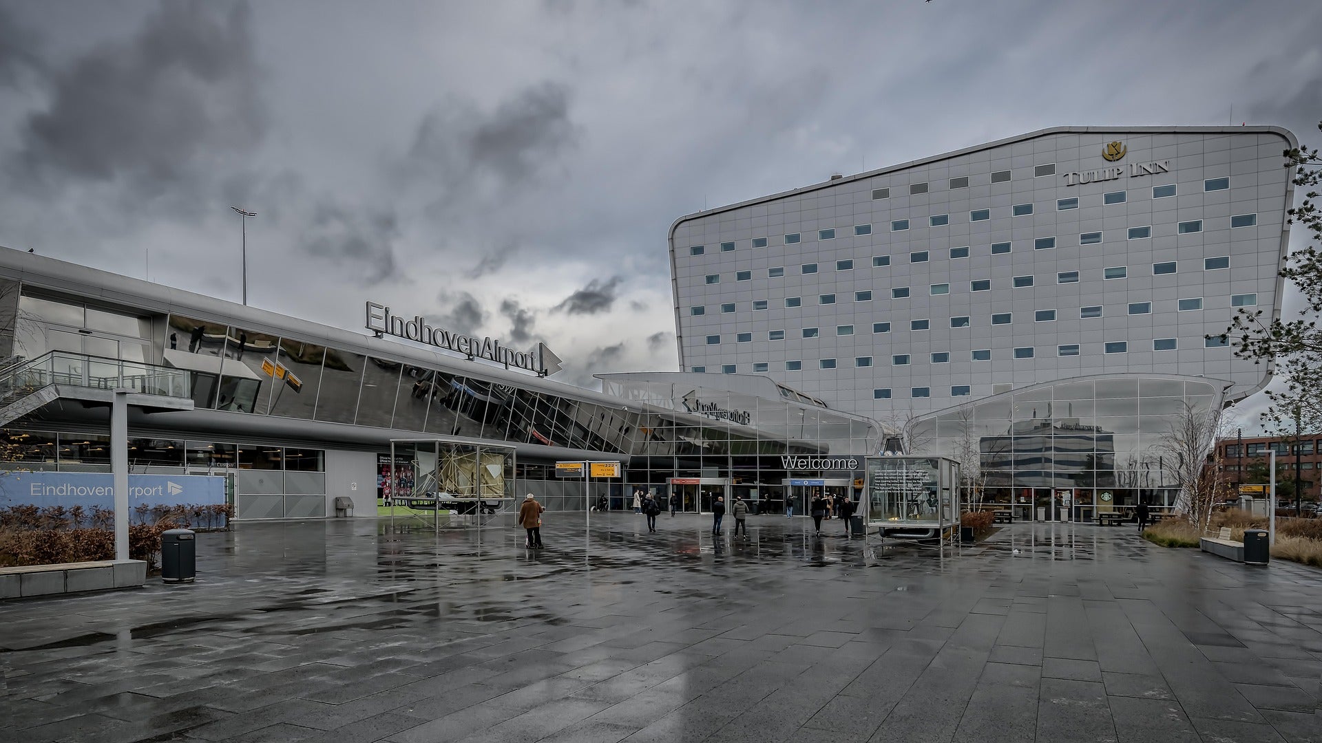Moderne architectuur en innovatie in Eindhoven, ideaal voor promotieartikelen, relatiegeschenken en bedrukte producten voor technologie, design en zakelijke evenementen.