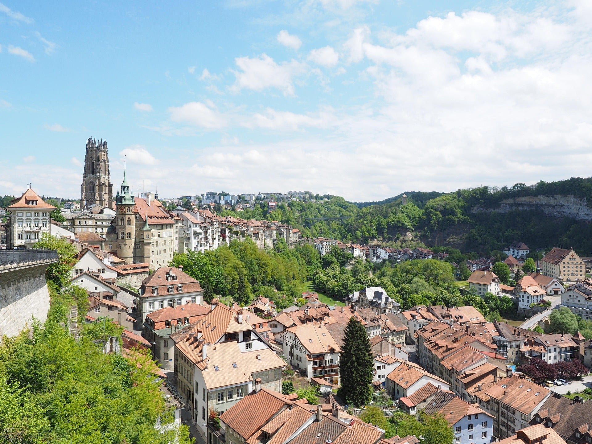 Vue aérienne de Fribourg/Freiburg – objets publicitaires et cadeaux d’entreprise, Werbeartikel und Werbegeschenke pour campagnes bilingues