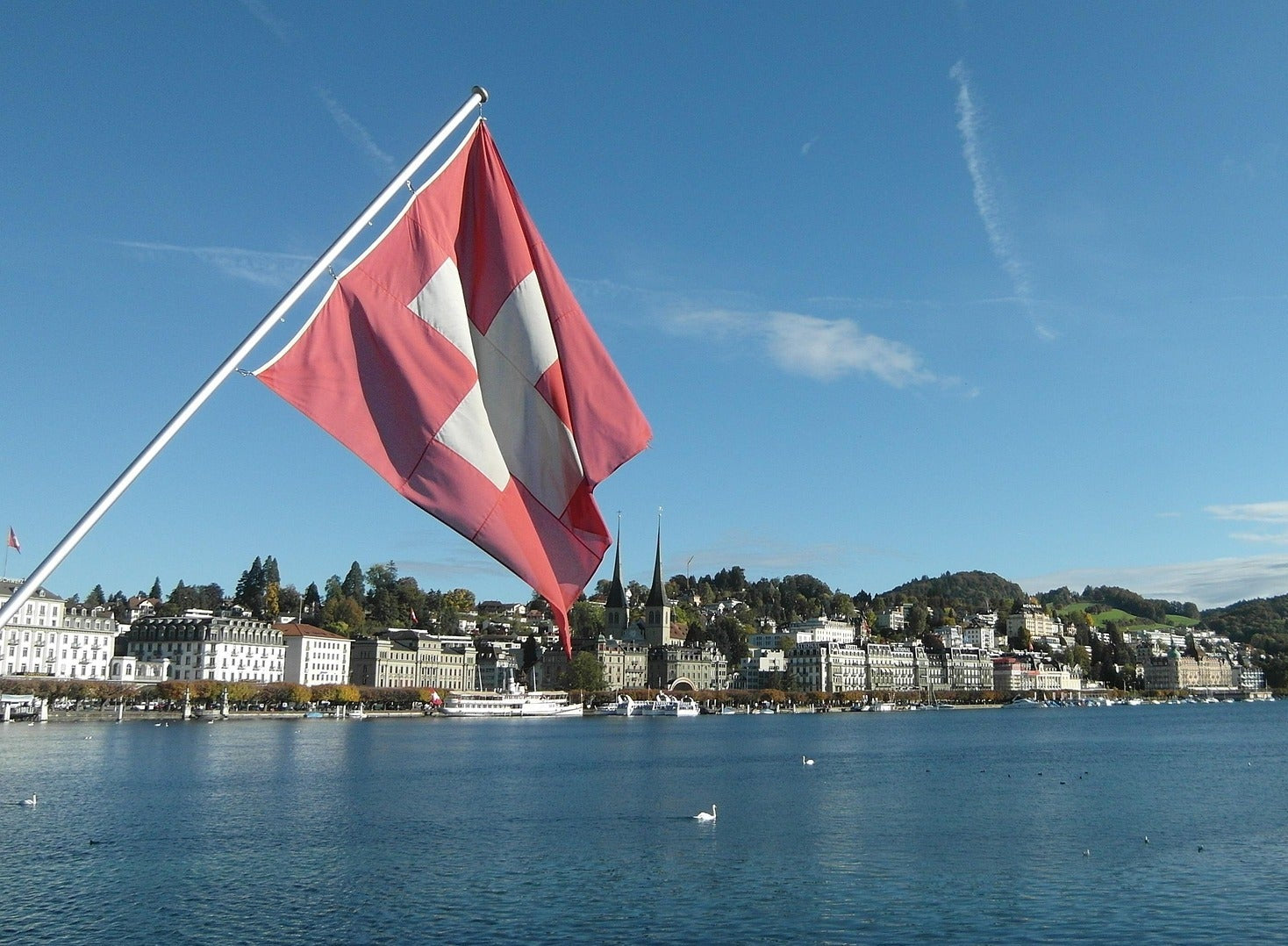 Luzern am Vierwaldstättersee mit Schweizer Flagge – Werbeartikel und Werbegeschenke für Tourismus und Events